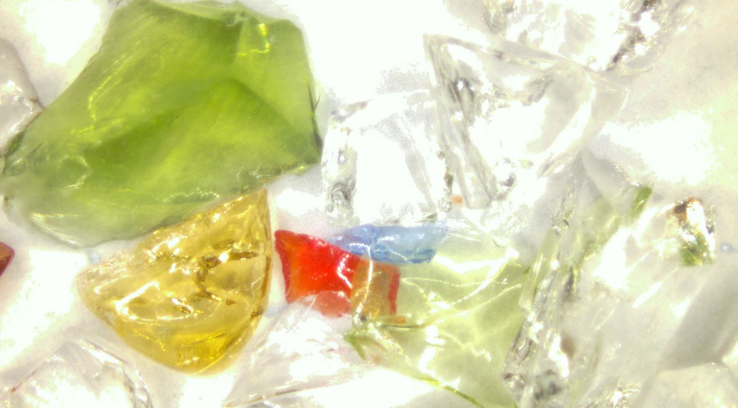 Forskellige typer glas-fragmenter til undersøgelse for brydningsindeks